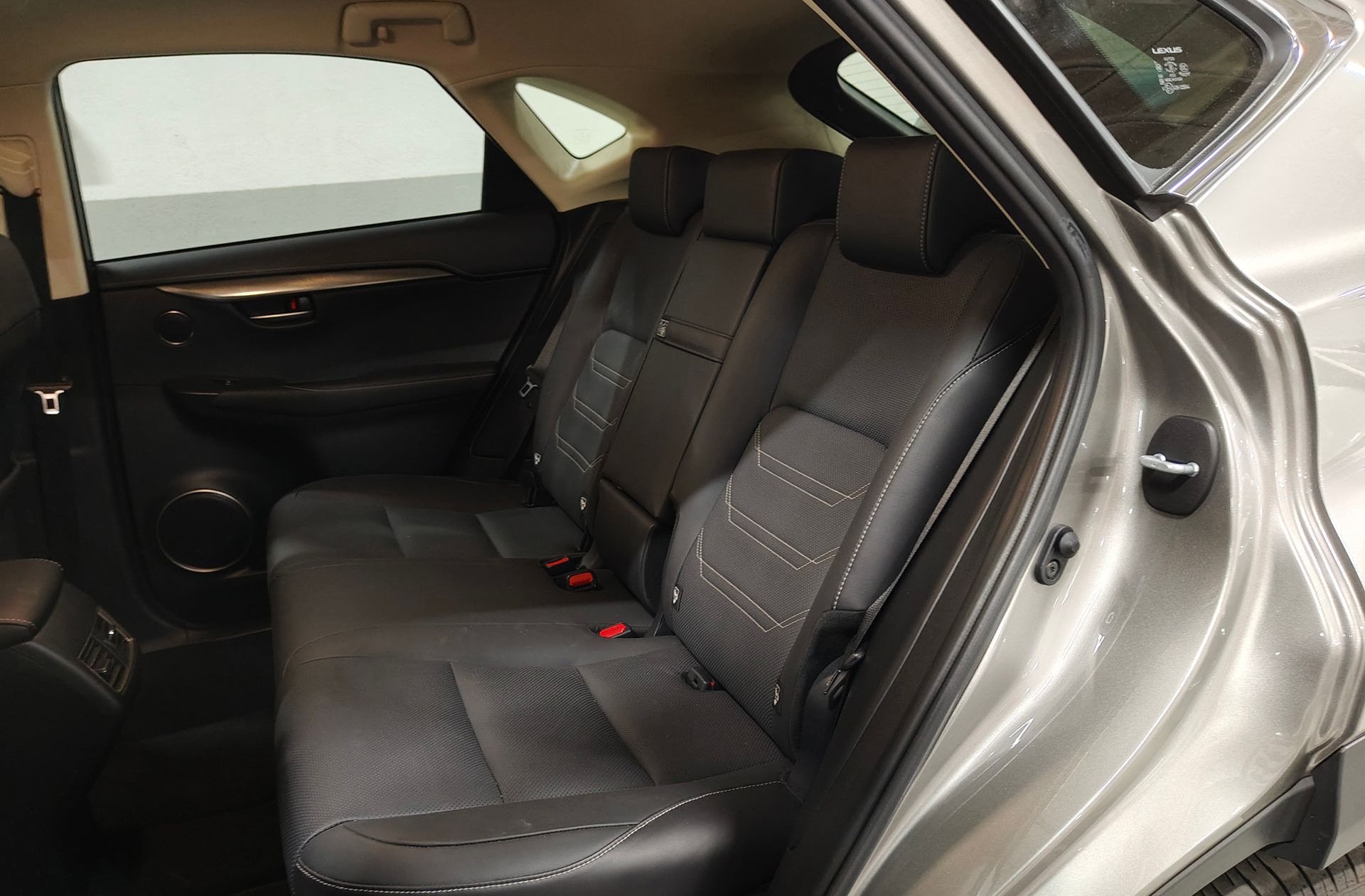 Lexus NX 300h Executive 4WD - foto 14