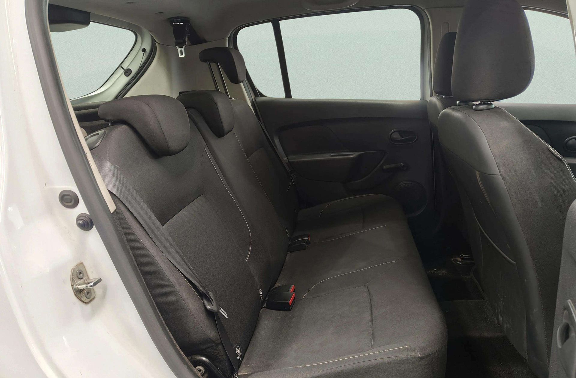 Dacia Sandero Laureate dCi - foto 12