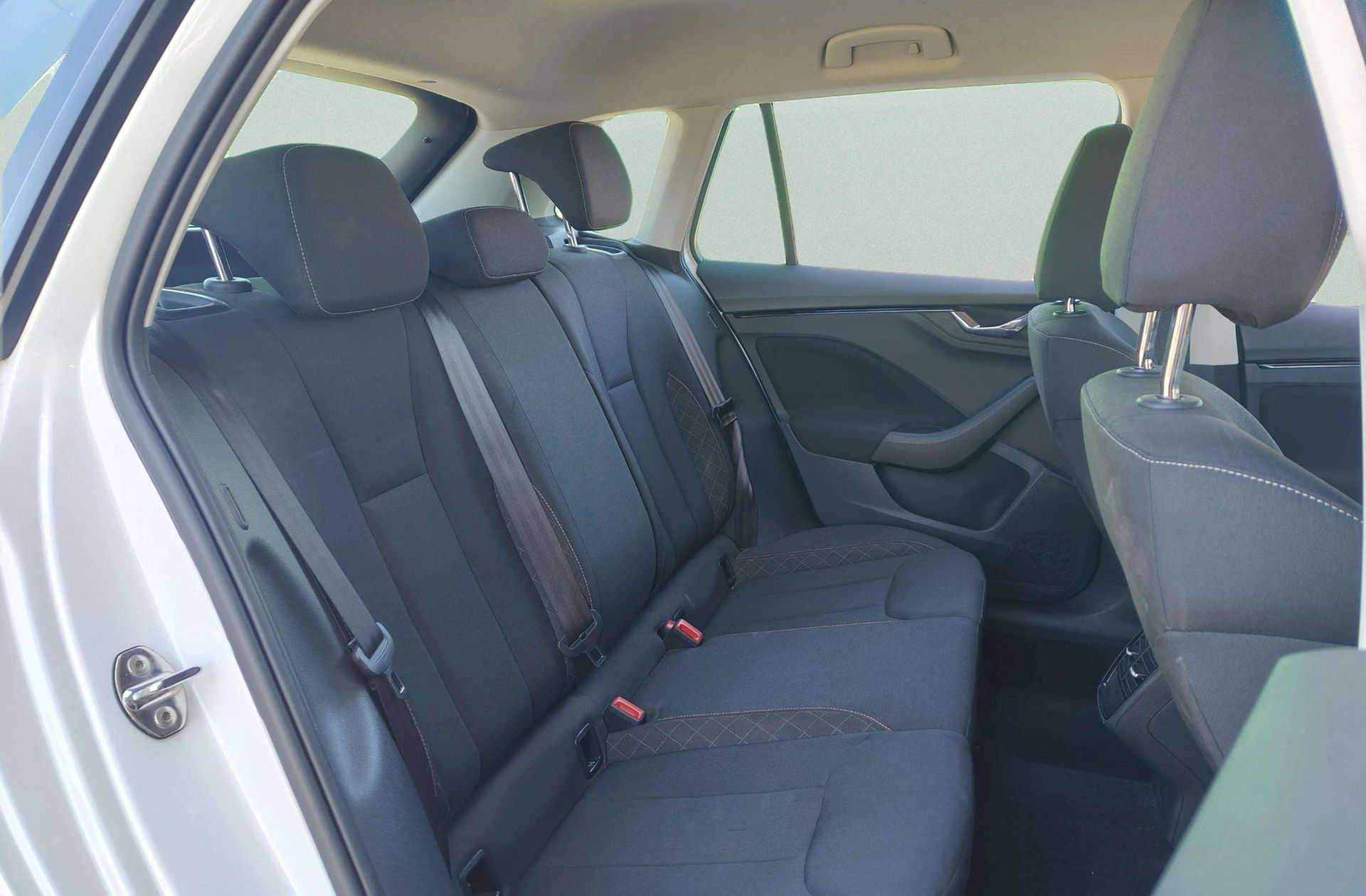 Škoda Kamiq 1.0 TSI Ambition DSG - foto 14
