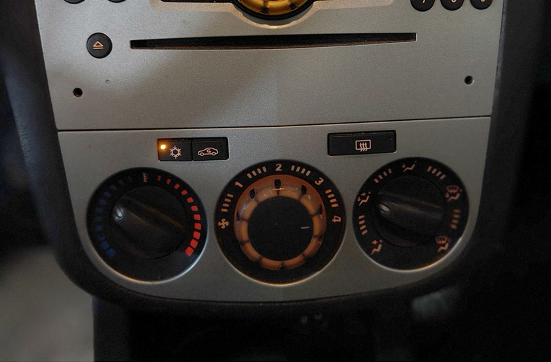 Opel Corsa 1.2 Expression - foto 24