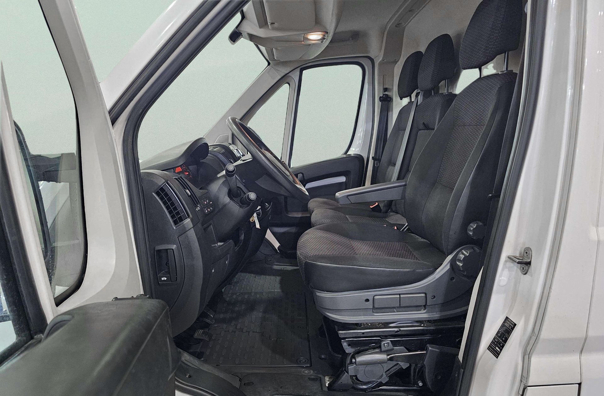Peugeot Boxer Furgon BlueHDi 140 Pack 335 L2H2 - foto 8
