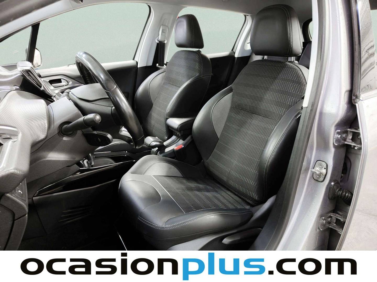 Foto asientos delanteros Peugeot 2008 Peugeot 2008 PureTech 110 S&S Allure EAT6 (110 CV)