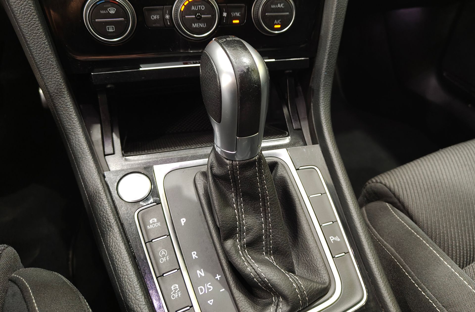 Volkswagen Golf R 2.0 TSI 4Motion DSG - foto 5