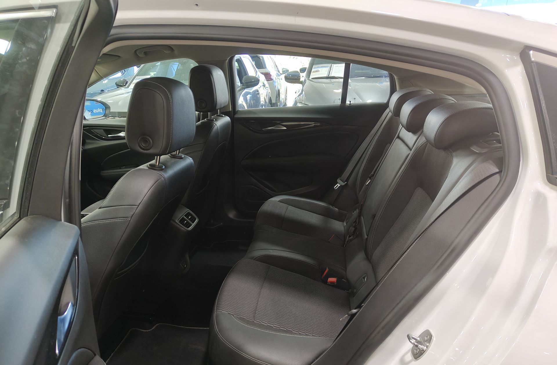 Opel Insignia 2.0T SHT Business Elegance AT9 - foto 11