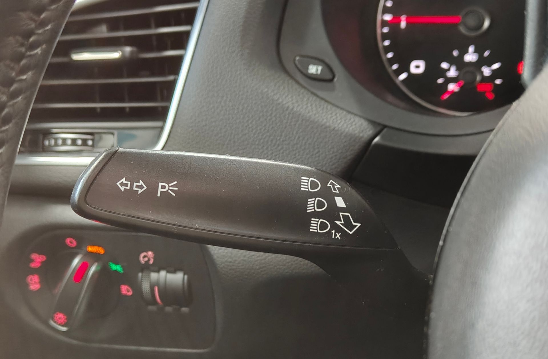 Audi Q3 design edition 2.0 TDI - foto 26