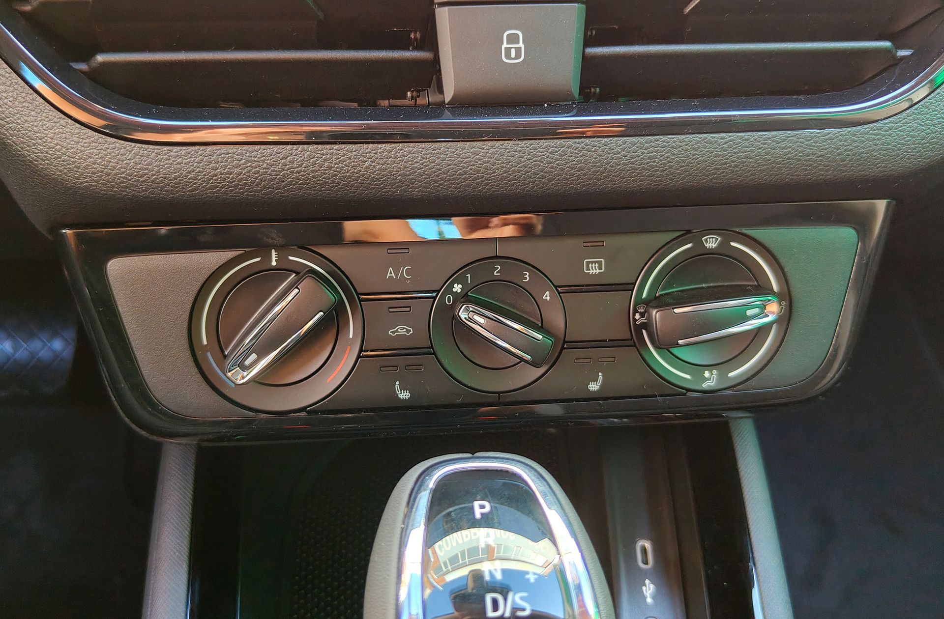 Škoda Kamiq 1.0 TSI Selection DSG - foto 32