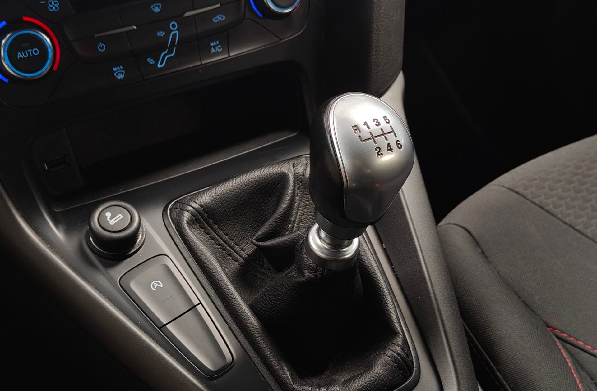 Ford Focus 1.0 EcoBoost ST-Line - foto 5