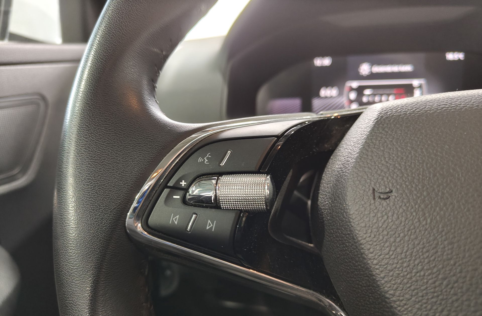 Škoda Karoq 2.0 TDI Selection - foto 25