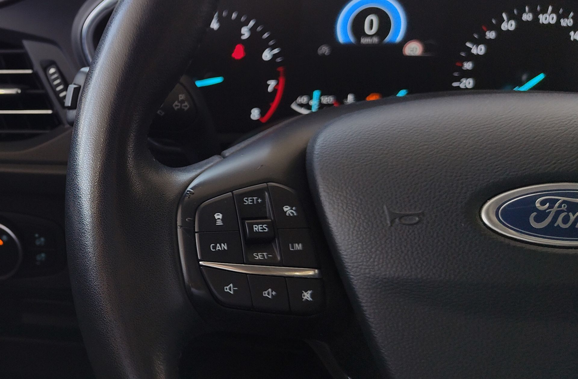 Ford Focus 1.0 EcoBoost Titanium - foto 28