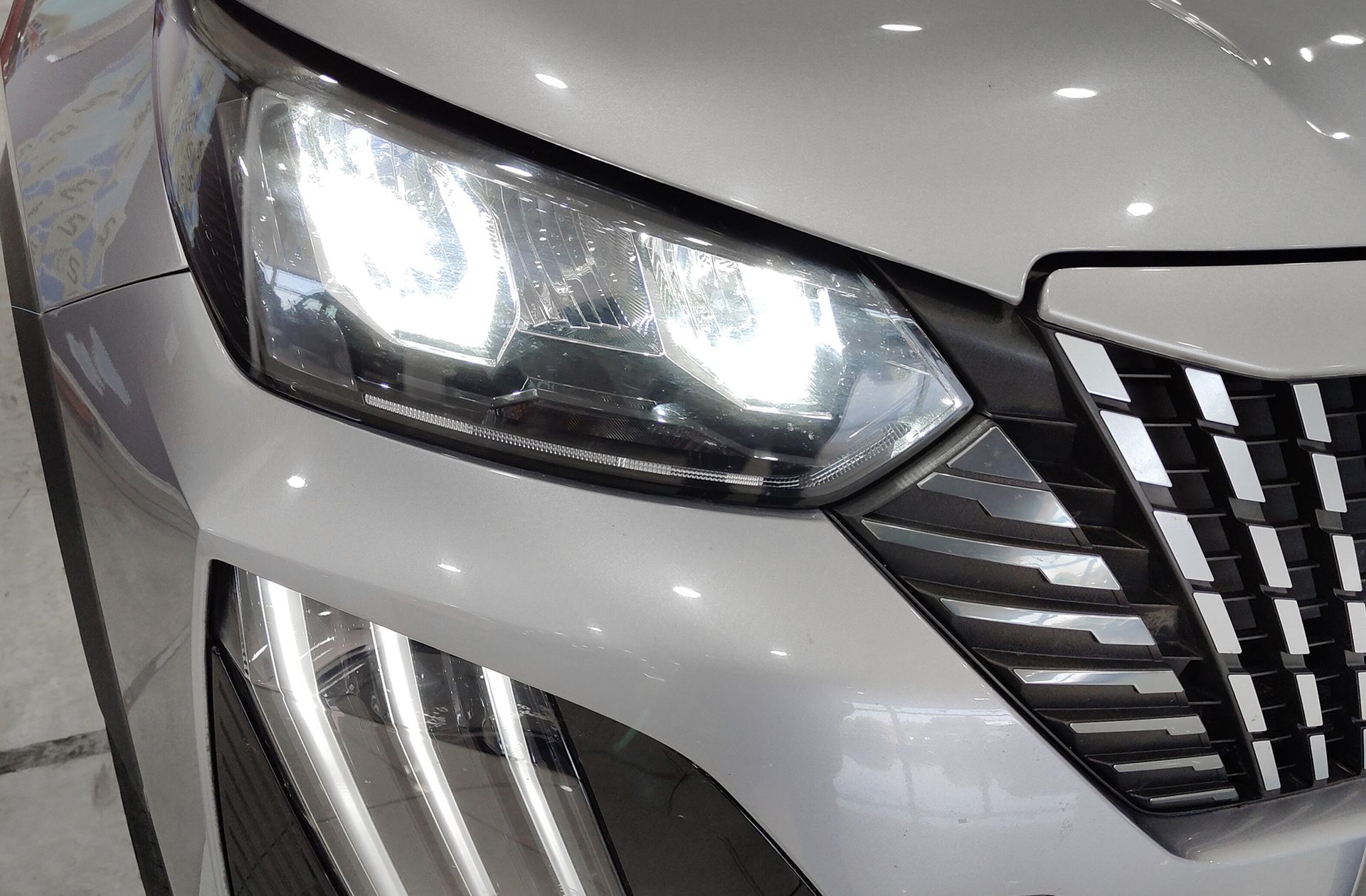 Peugeot 2008 Allure Hybrid eDCS6 - foto 15