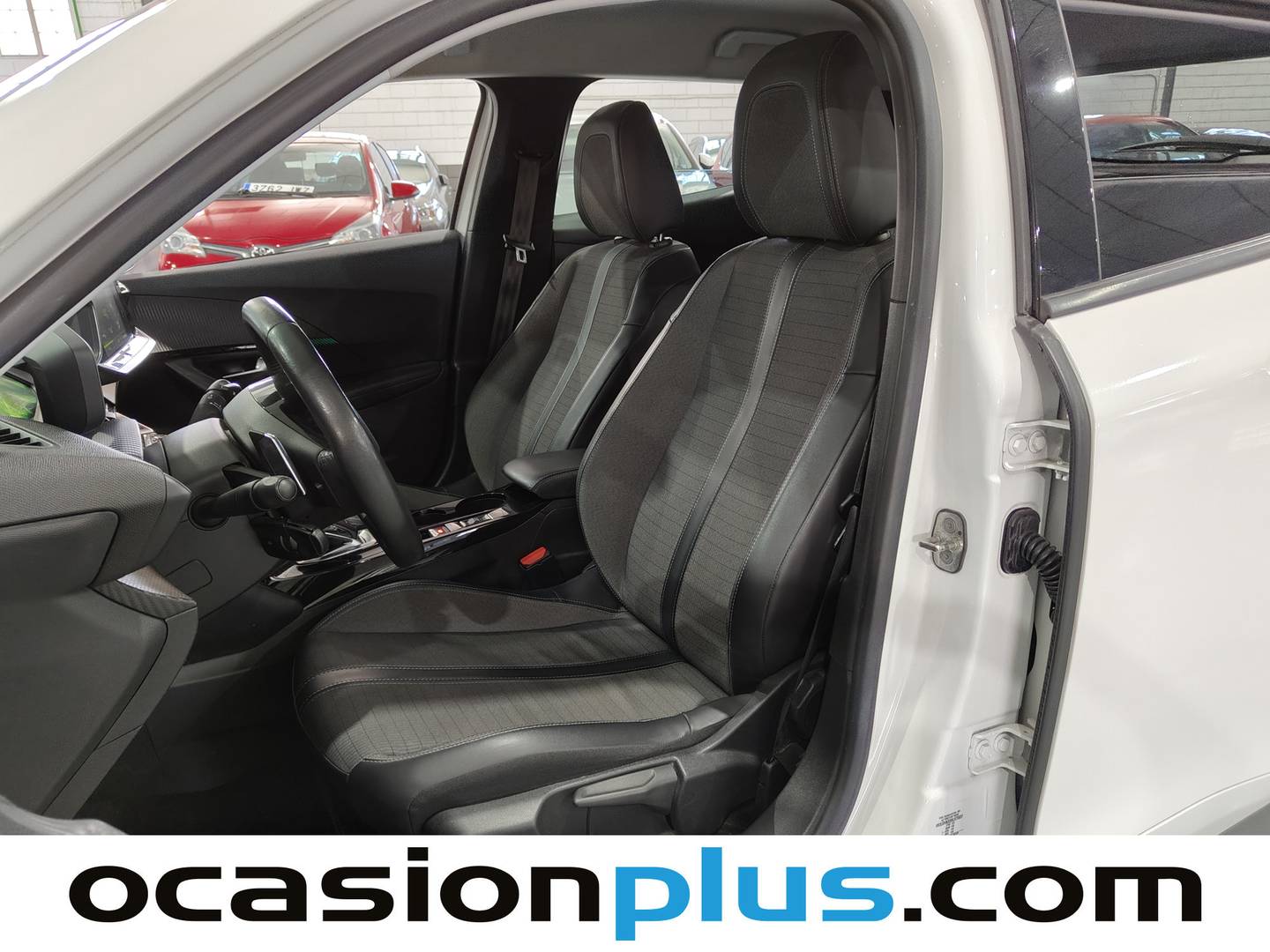 Foto asientos delanteros Peugeot 2008 Peugeot 2008 PureTech 130 S&S Allure Pack EAT8 (130 CV)