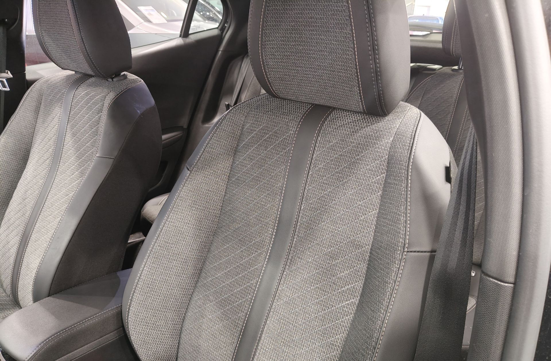 Peugeot 2008 Allure Hybrid eDCS6 - foto 12