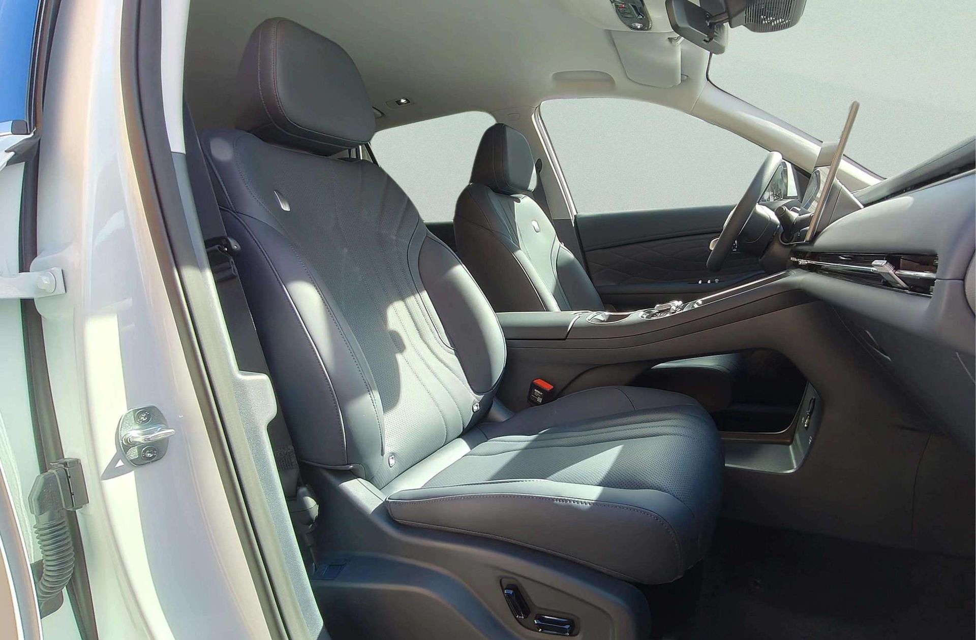 Geely Starray EM-i 1.5 PHEV Pro - foto 24