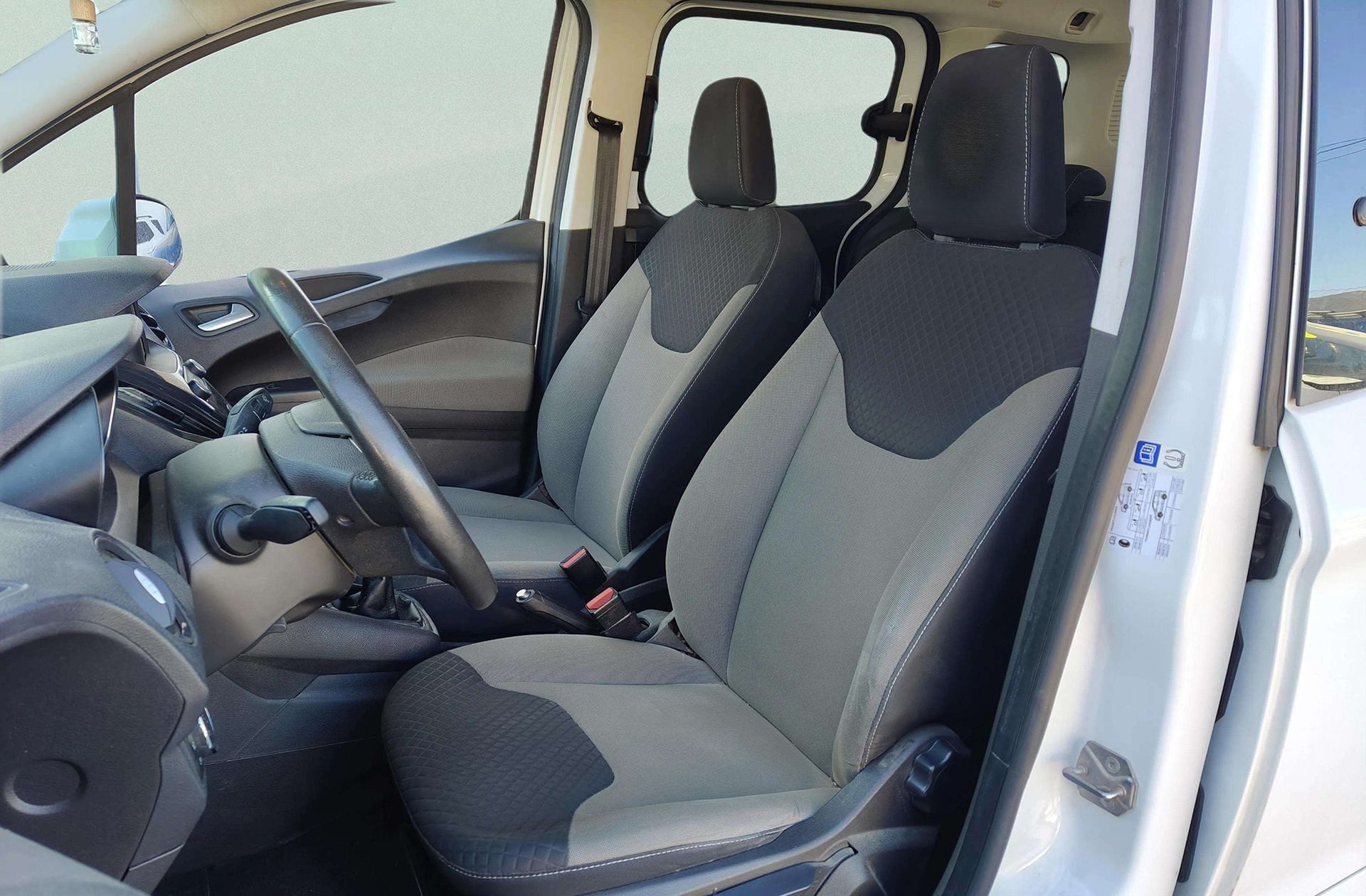 Ford Tourneo Courier 1.0 EcoBoost Titanium - foto 11