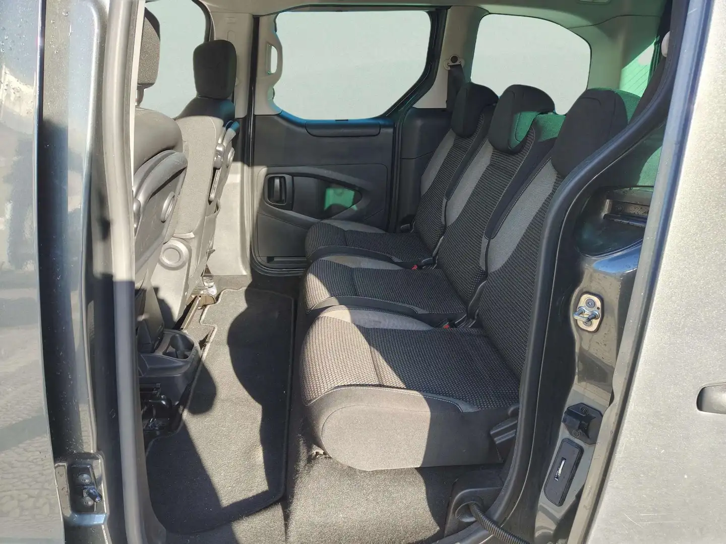 Foto Peugeot Partner Peugeot Partner Tepee Combi 1.2 PureTech Adventure Edition (110 CV)