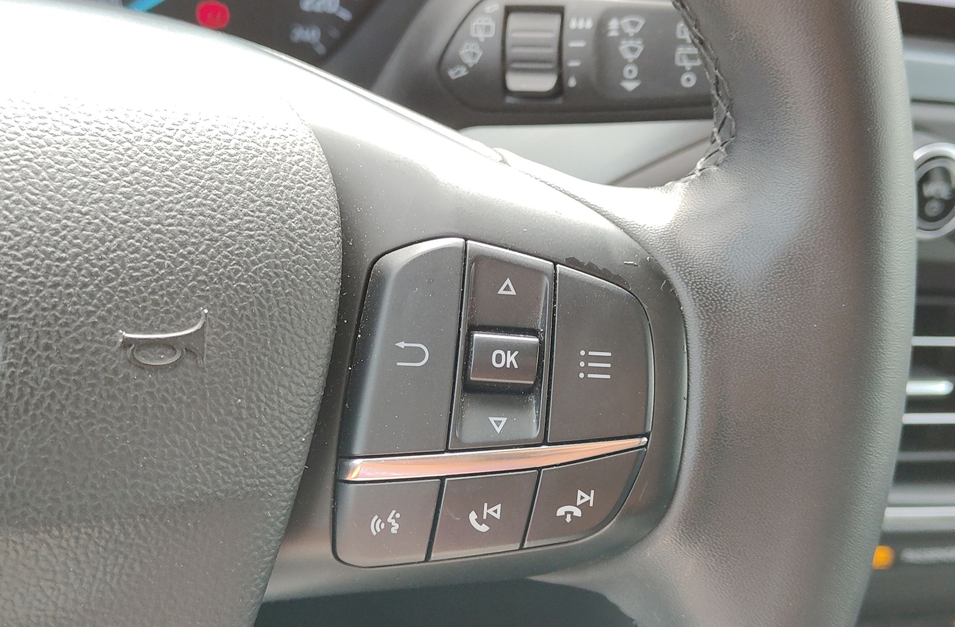 Ford Focus 1.0 EcoBoost Active - foto 24