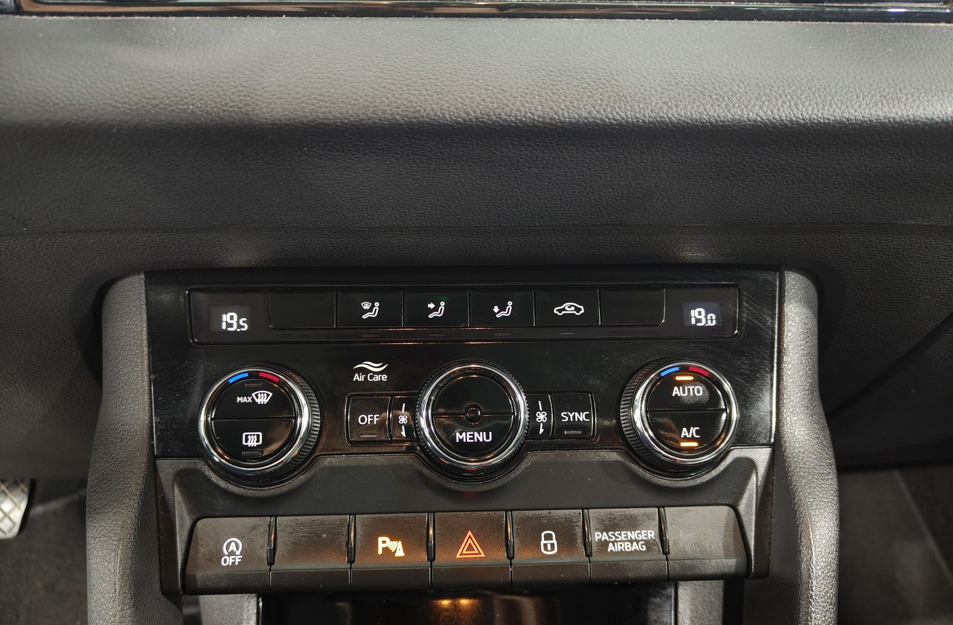 Škoda Karoq 2.0 TDI Selection - foto 32