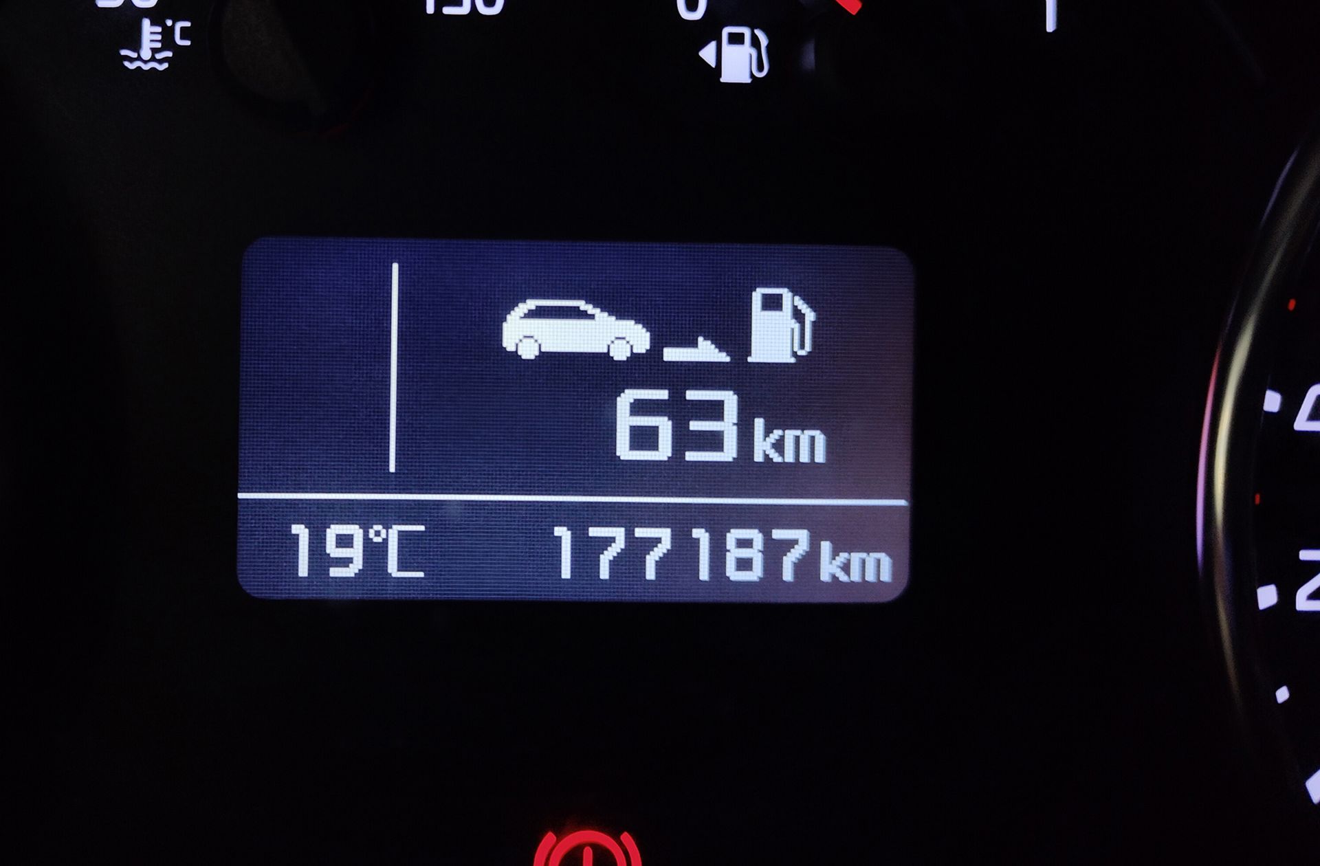 Kia Carens 1.7 CRDi VGT Uefa Euro2016 Eco-Dynamics - foto 8