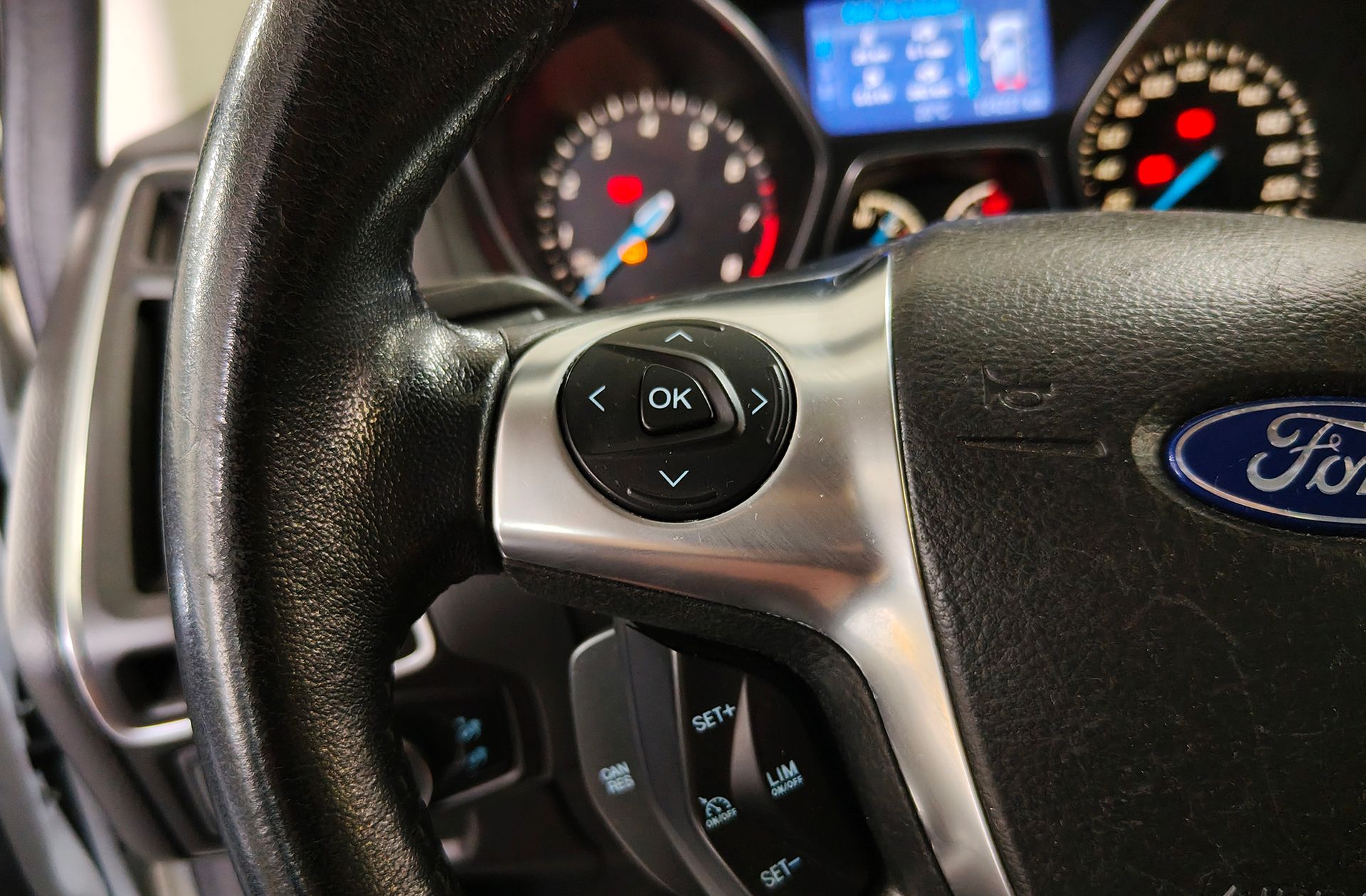 Ford Focus 1.0 EcoBoost Titanium - foto 25