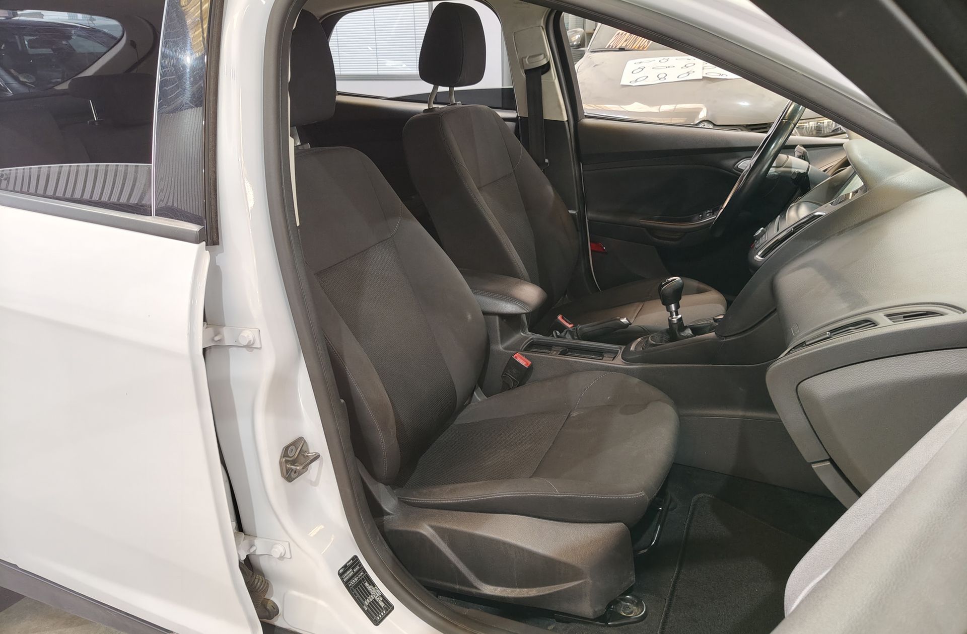 Ford Focus 1.0 EcoBoost Business - foto 17