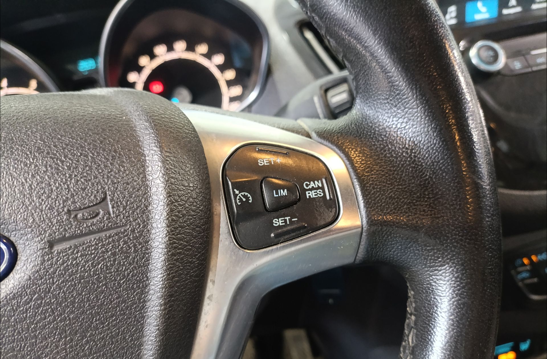 Ford Tourneo Courier 1.0 EcoBoost Titanium - foto 24