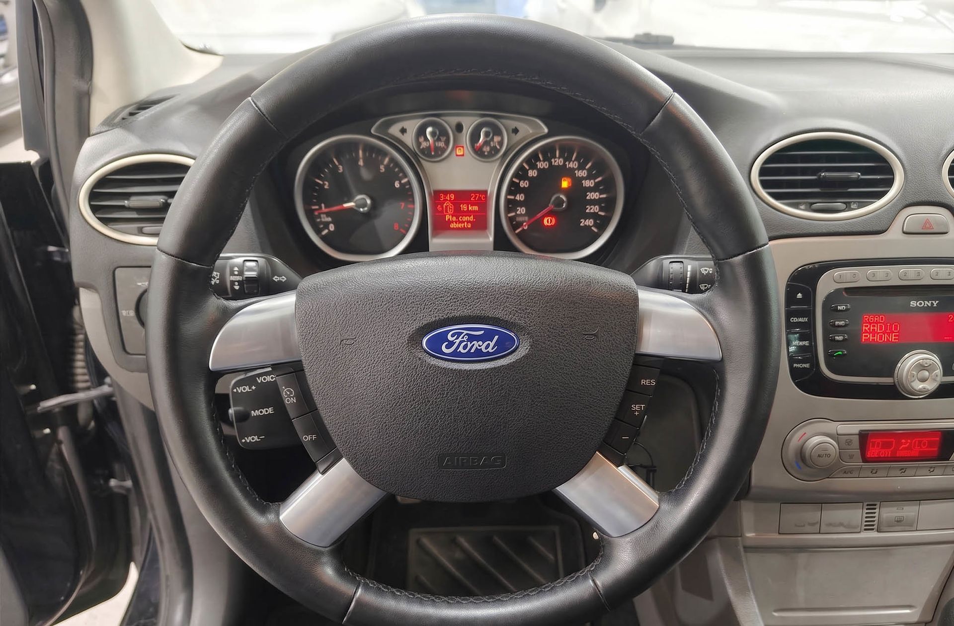Ford Focus 1.6 Trend - foto 17
