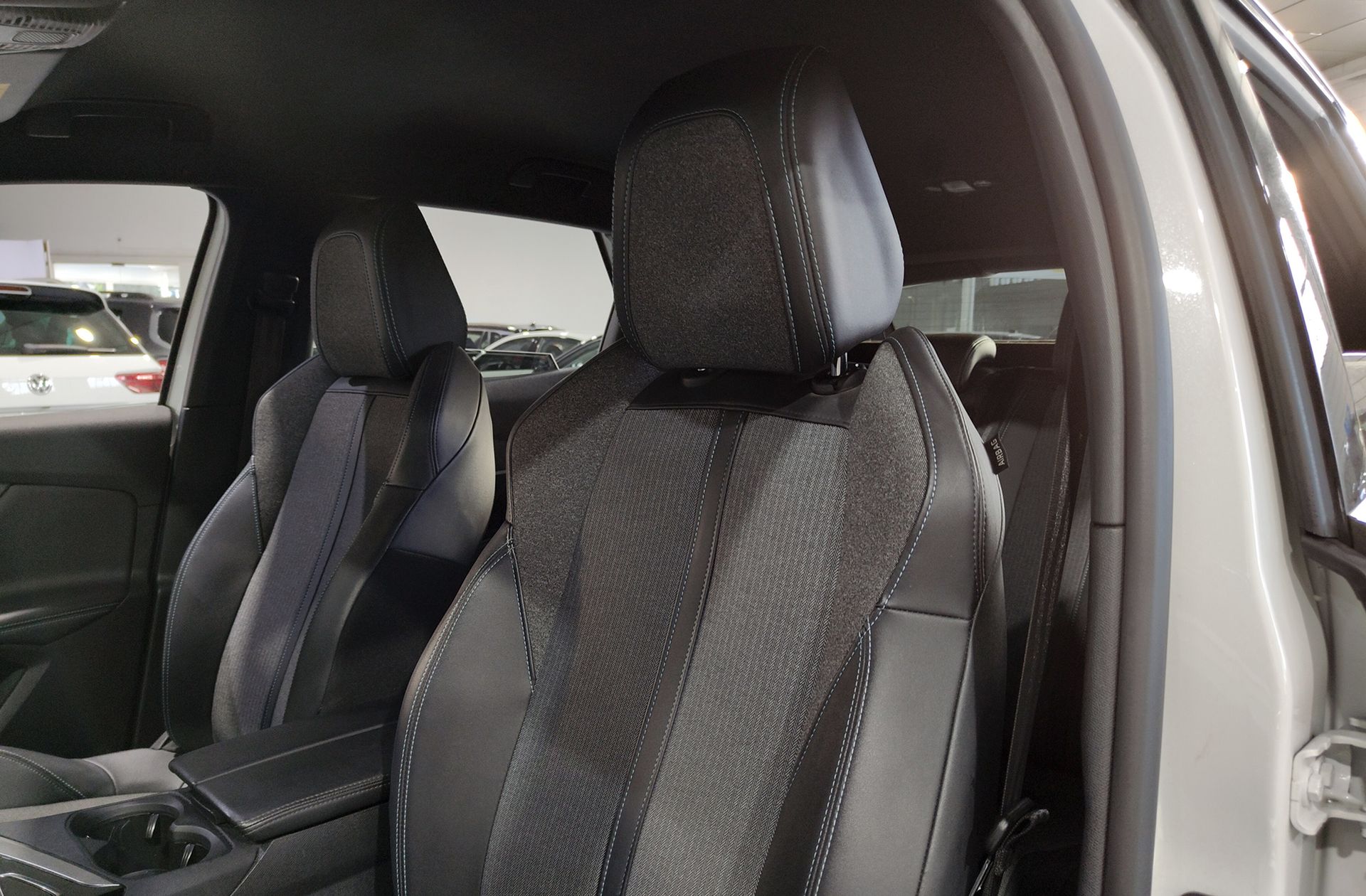 Peugeot 3008 300 Allure Pack e-EAT8 - foto 8