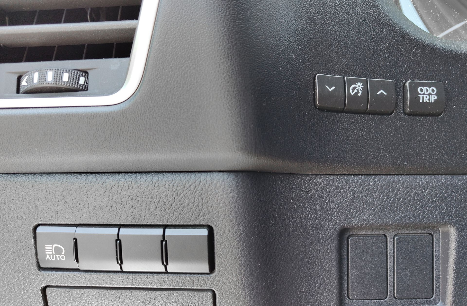 Lexus NX 300h Eco 2WD - foto 27