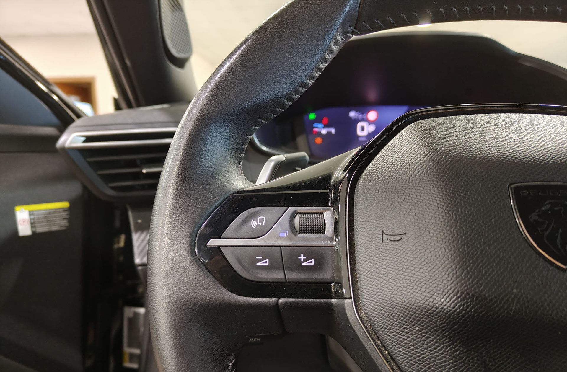 Peugeot 2008 Allure Hybrid eDCS6 - foto 25