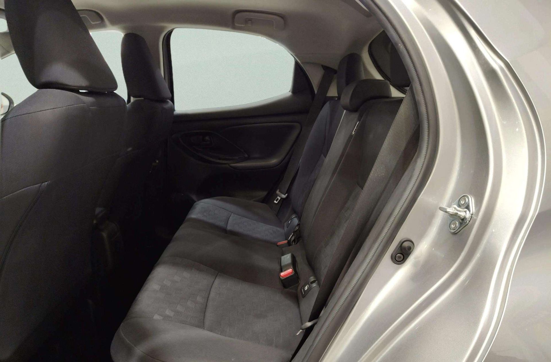 Toyota Yaris 120H Active Plus - foto 11