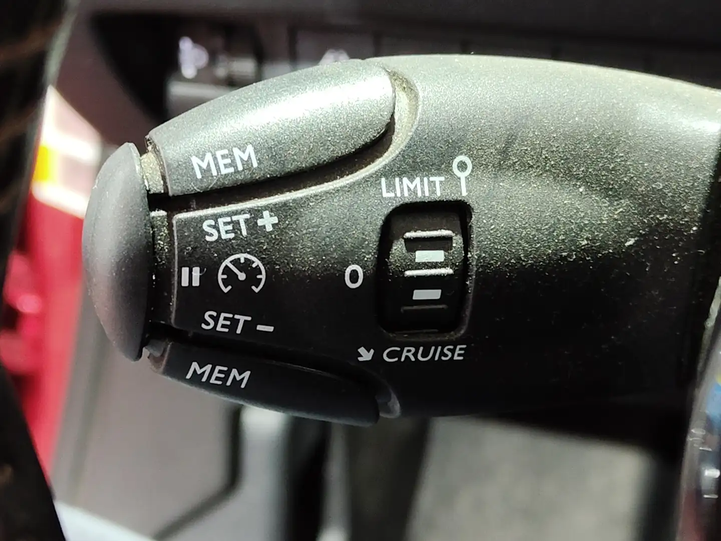 Foto Peugeot 2008 Peugeot 2008 BlueHDi 100 S&S Allure (100 CV)