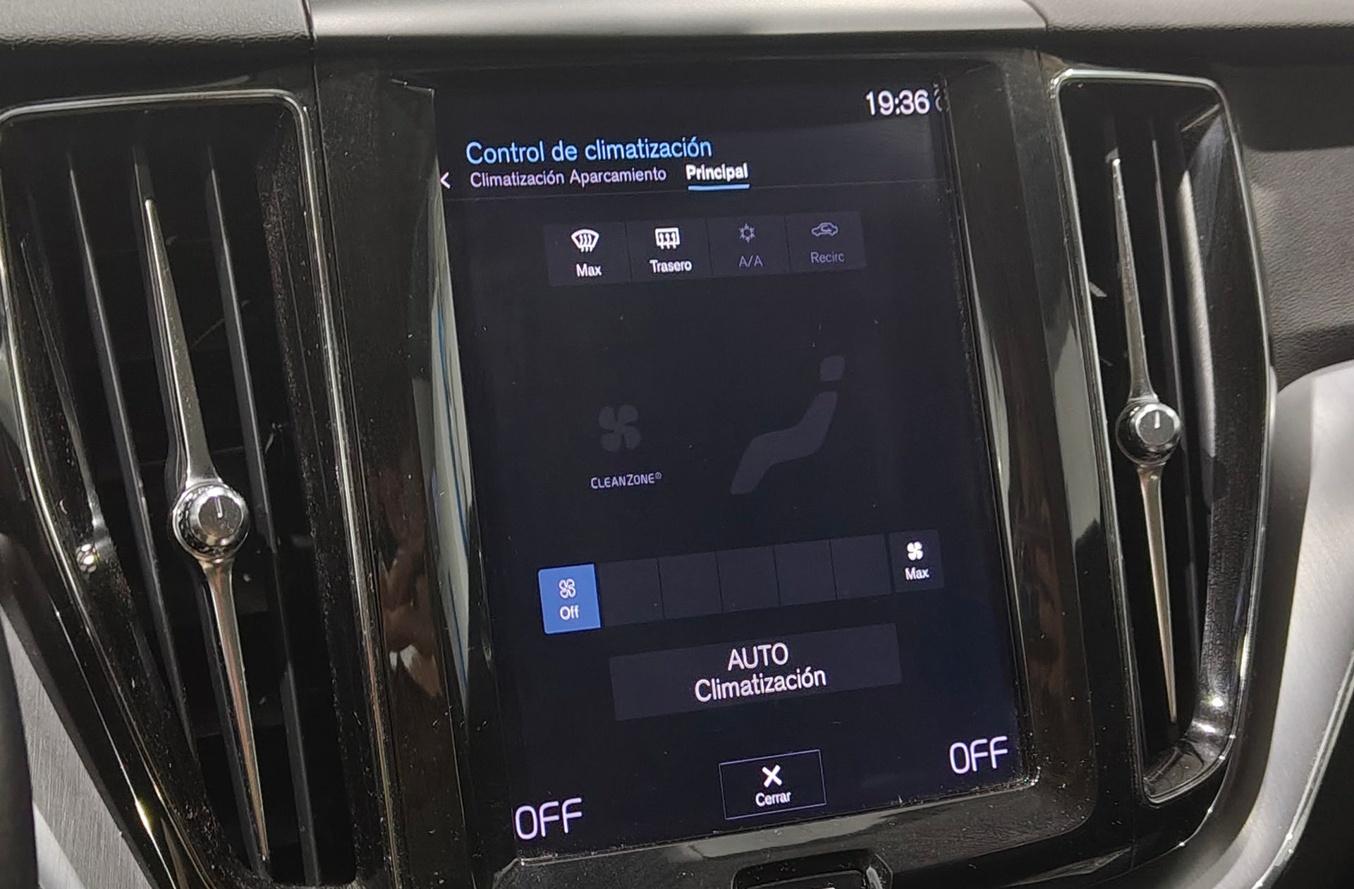 Volvo XC60 D4 Momentum - foto 35