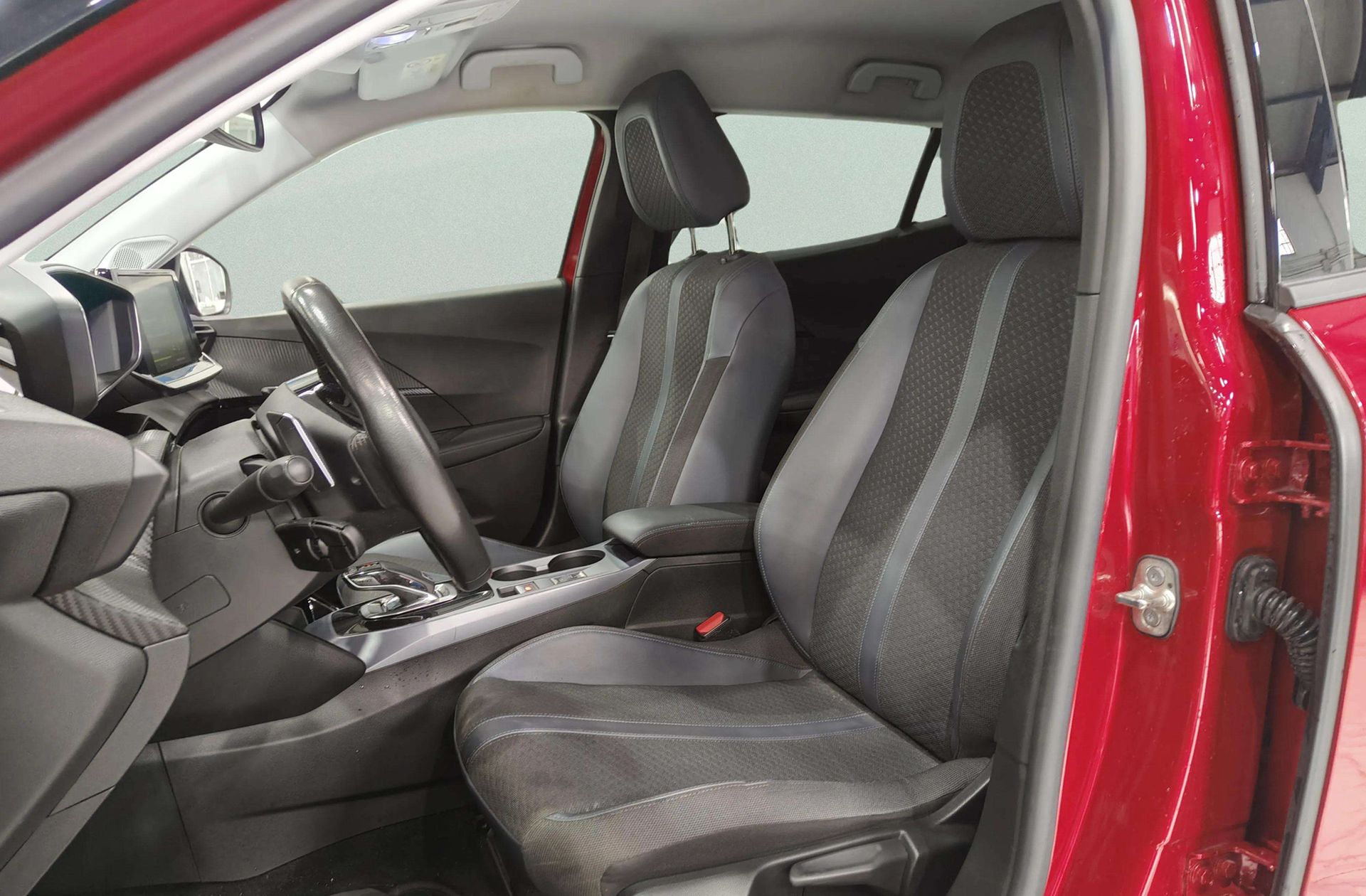 Peugeot 2008 PureTech 130 Allure EAT8 - foto 17